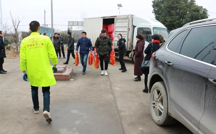 壹号娱乐防水“百企帮百村--温馨物资送温暖”公益活动